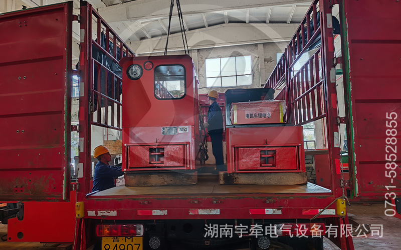 5噸鋰電池電機(jī)車運抵礦山 3.jpg