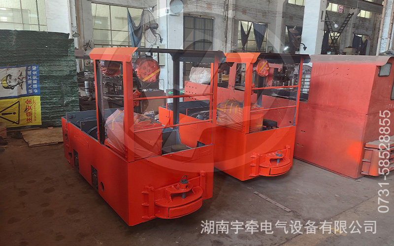 2.5噸蓄電池礦用電機車裝車發(fā)往江西