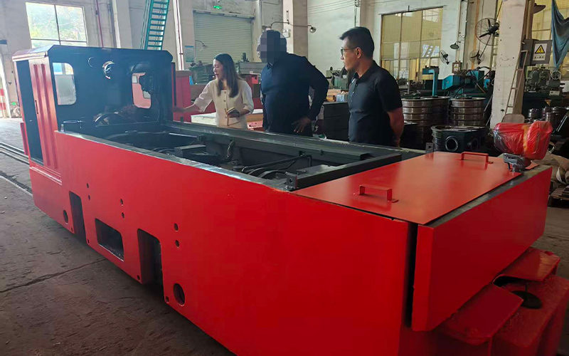 海外煤礦客戶來(lái)礦用電機(jī)車廠家考察2.jpg